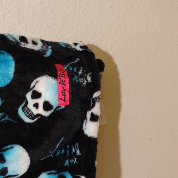 HALLOWEEN SKULL Betsey Johnson plush throw with teal skulls 50X60in - Picture 6 of 7